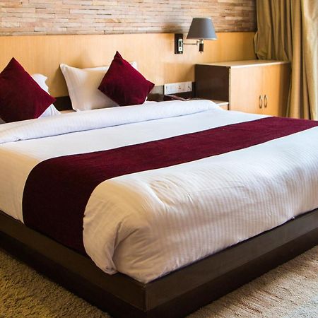 פוקהרה Hotel Queens Park מראה חיצוני תמונה