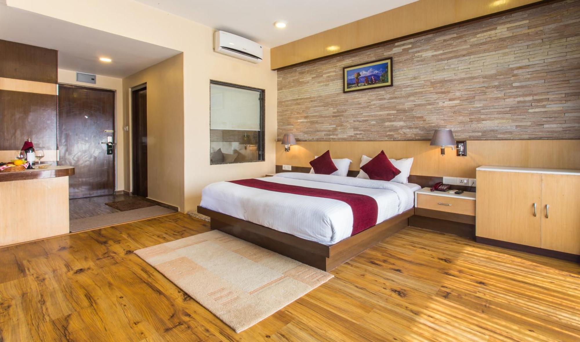 פוקהרה Hotel Queens Park מראה חיצוני תמונה