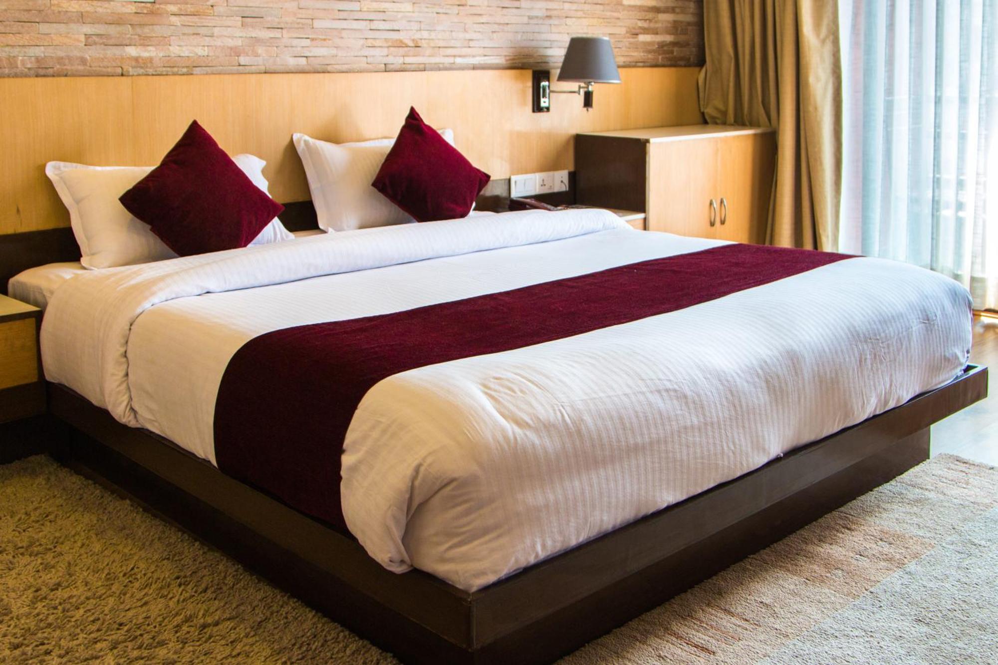 פוקהרה Hotel Queens Park מראה חיצוני תמונה