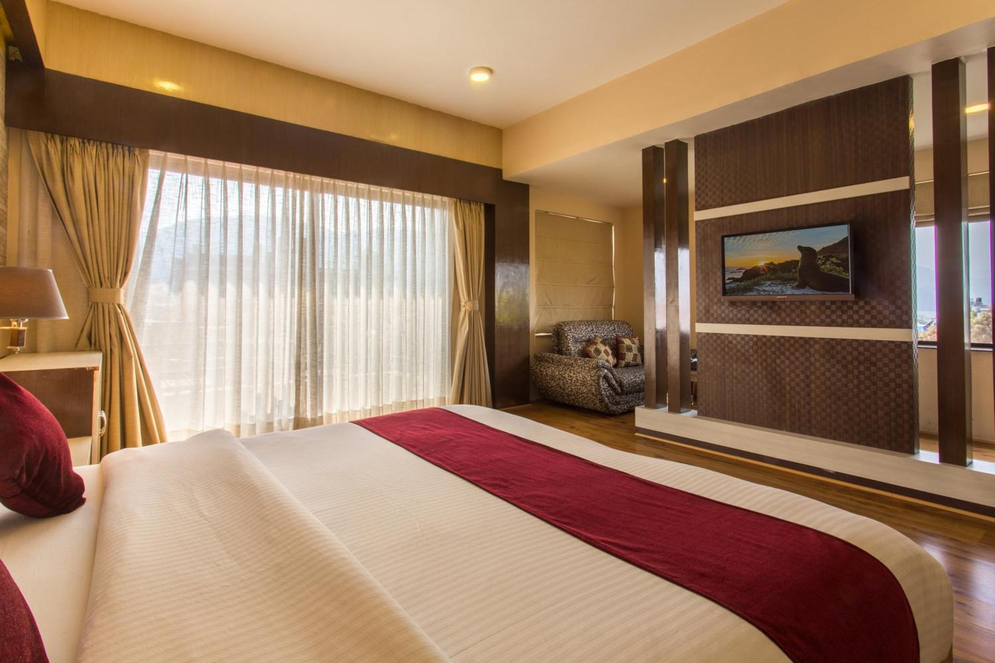 פוקהרה Hotel Queens Park מראה חיצוני תמונה