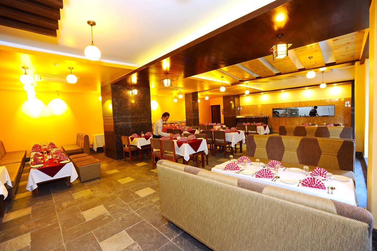 פוקהרה Hotel Queens Park מראה חיצוני תמונה