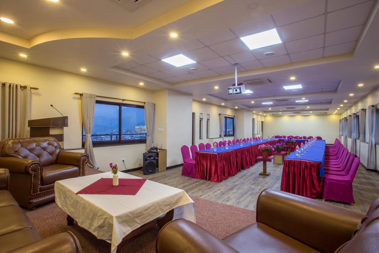 פוקהרה Hotel Queens Park מראה חיצוני תמונה