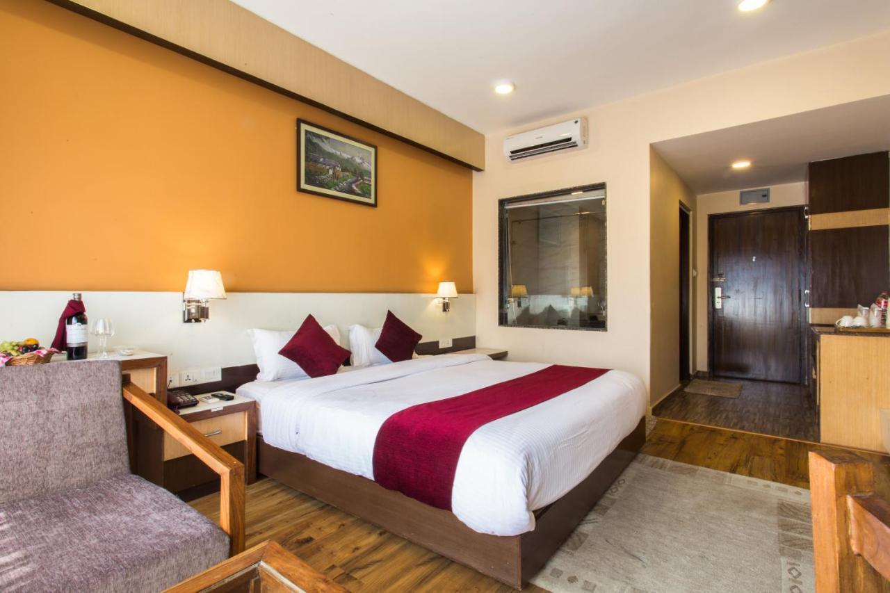 פוקהרה Hotel Queens Park מראה חיצוני תמונה