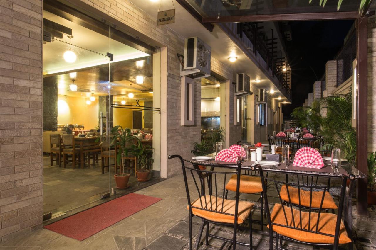 פוקהרה Hotel Queens Park מראה חיצוני תמונה
