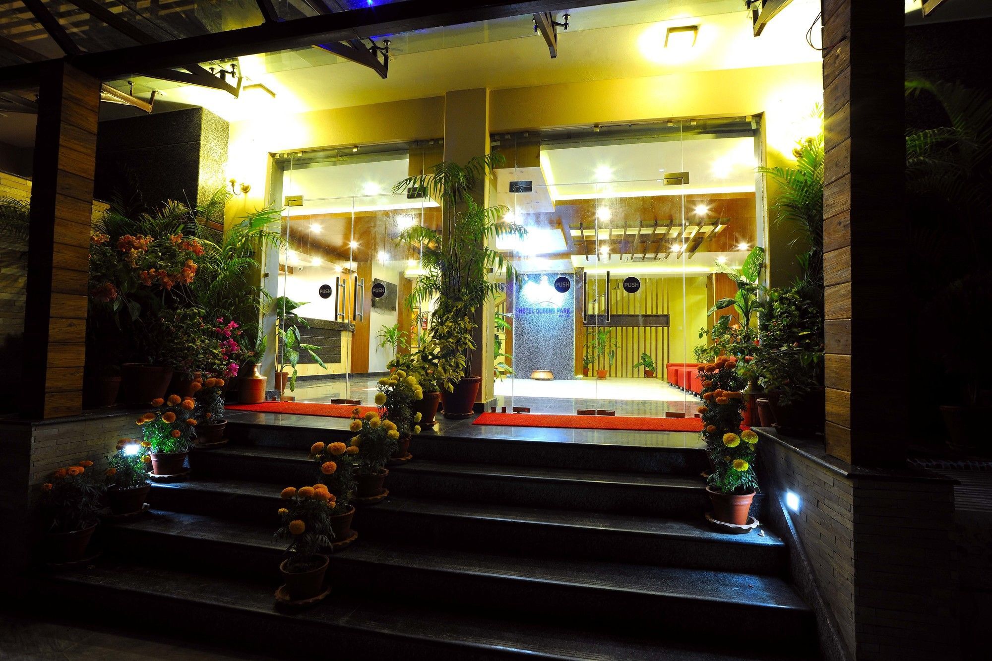 פוקהרה Hotel Queens Park מראה חיצוני תמונה