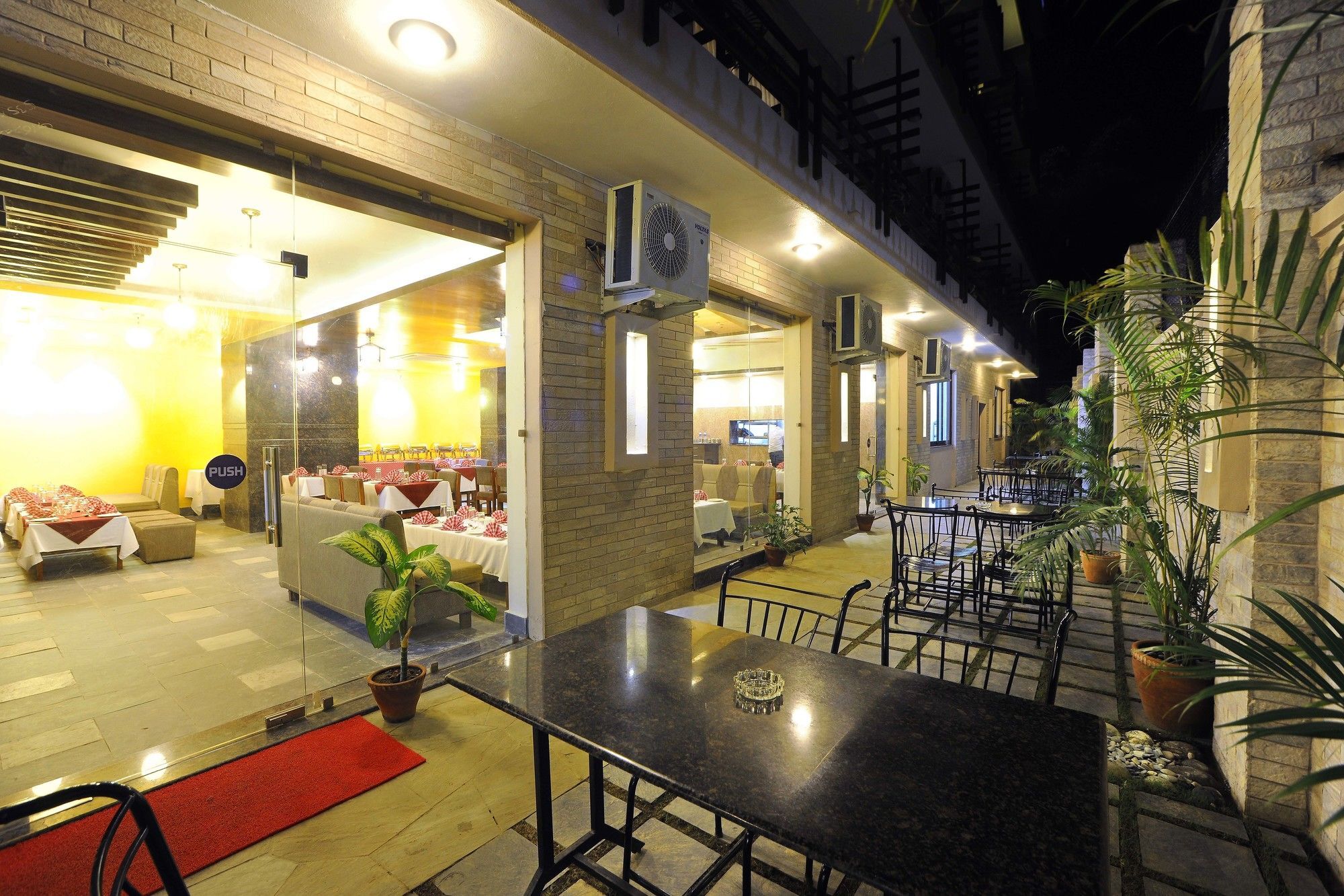פוקהרה Hotel Queens Park מראה חיצוני תמונה