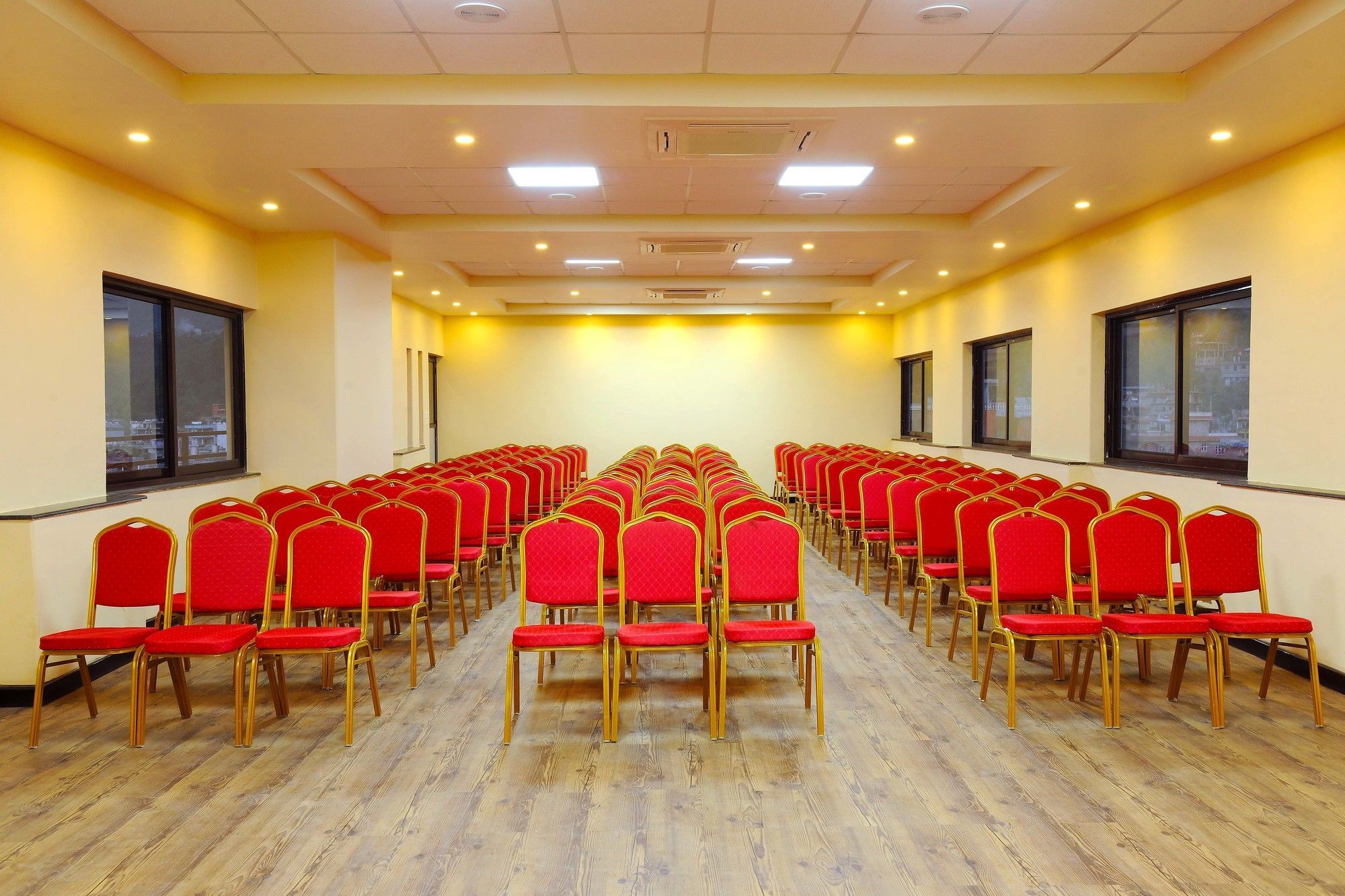 פוקהרה Hotel Queens Park מראה חיצוני תמונה