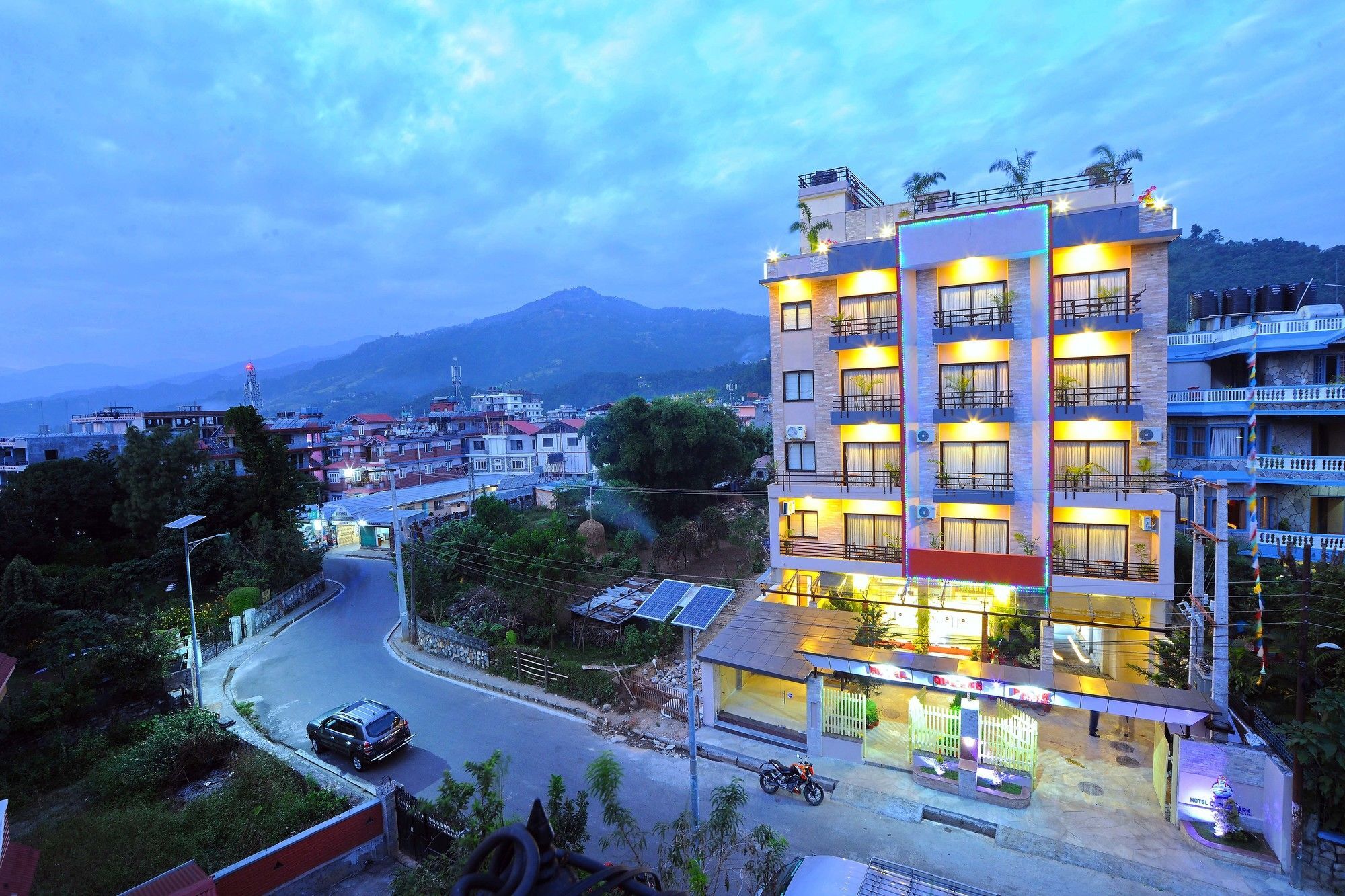 פוקהרה Hotel Queens Park מראה חיצוני תמונה