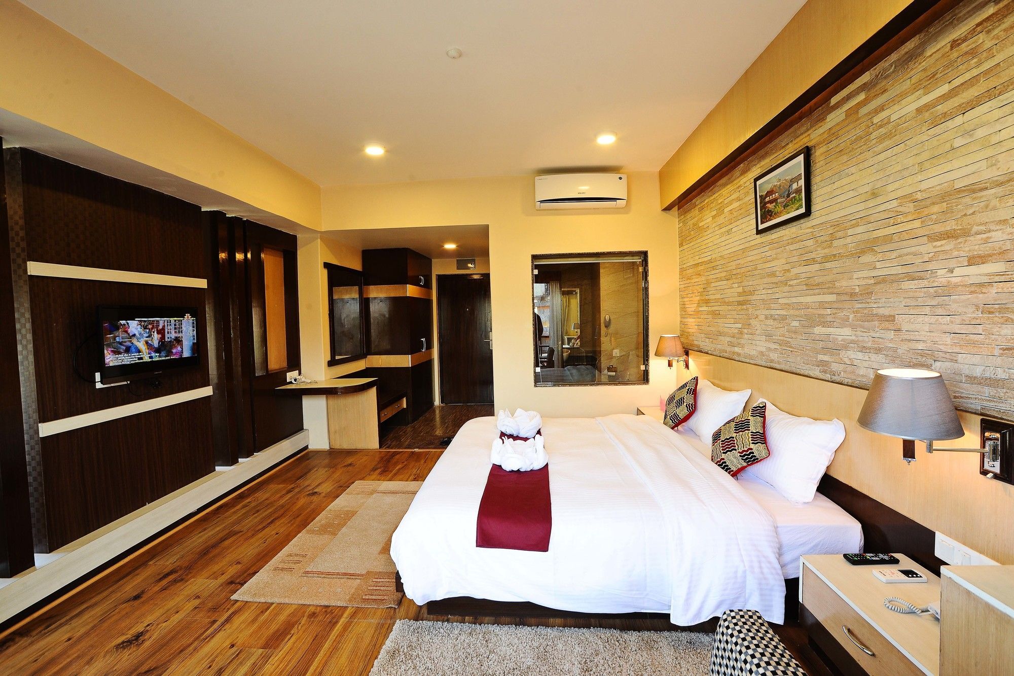 פוקהרה Hotel Queens Park מראה חיצוני תמונה