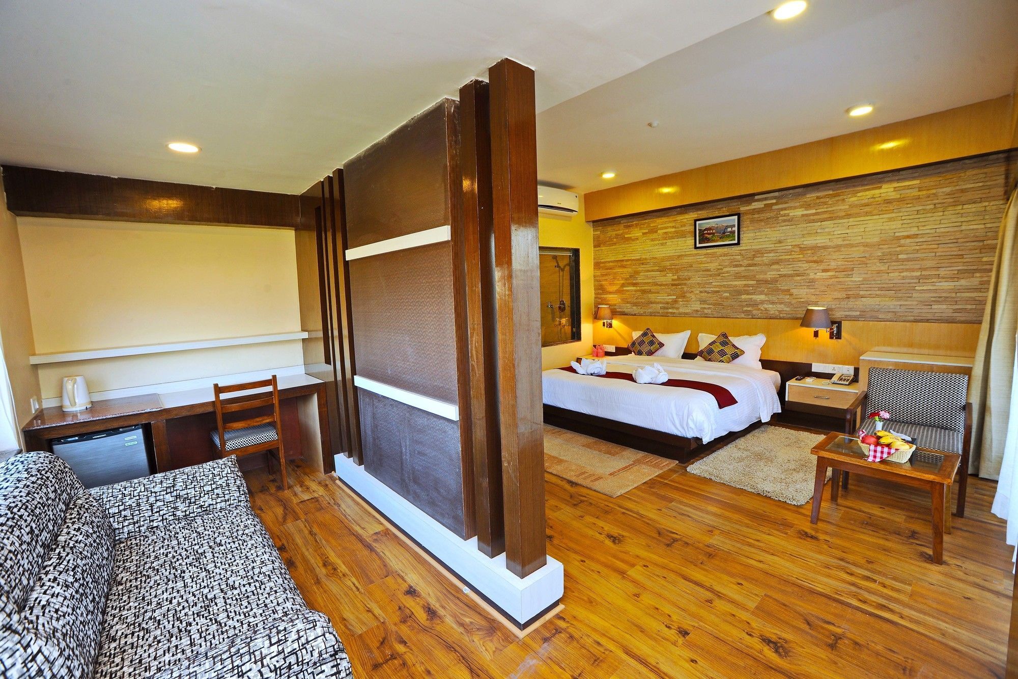 פוקהרה Hotel Queens Park מראה חיצוני תמונה