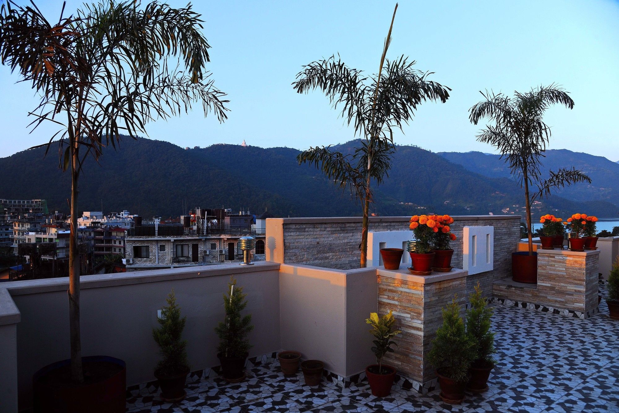 פוקהרה Hotel Queens Park מראה חיצוני תמונה